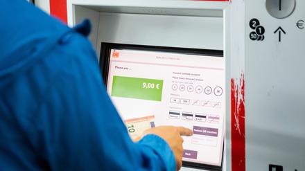 Das Neun-Euro-Ticket wurde in der Bevölkerung sehr gut angenommen. Hier ein Kauf am Automat.