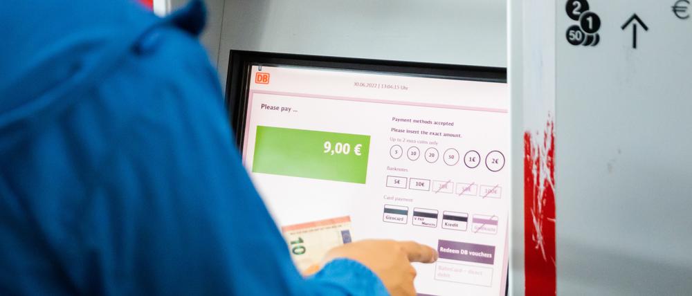 Das Neun-Euro-Ticket wurde in der Bevölkerung sehr gut angenommen. Hier ein Kauf am Automat.