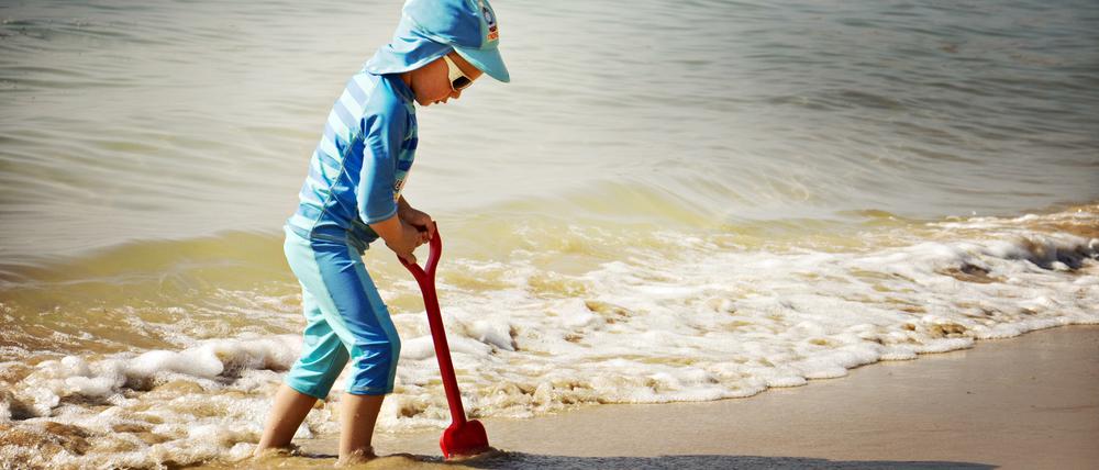 UV-Schutzkleidung ist am Strand und im Wasser besonders wichtig.