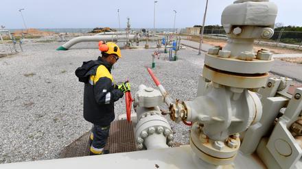 Ein Mitarbeiter der tunesischen Sergaz-Compagny, welche die Pipeline von Algerien nach Italien betreut. 
