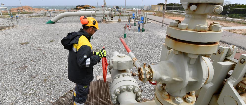 Ein Mitarbeiter der tunesischen Sergaz-Compagny, welche die Pipeline von Algerien nach Italien betreut.