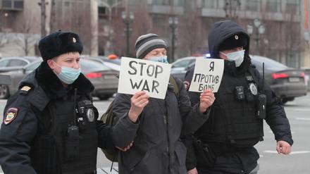 Ein Mann demonstriert allein auf dem Puschkinplatz in Moskau. Er wird umgehend festgenommen.