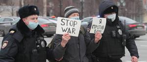 Ein Mann demonstriert allein auf dem Puschkinplatz in Moskau. Er wird umgehend festgenommen.