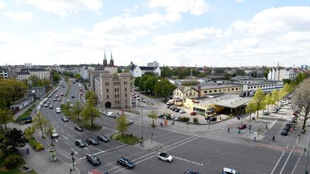 Zunächst wollte der Bund das Dragoner-Areal an meistbietende Investor:innen verkaufen. Doch nach langem Hin und Her und Protest von Initiativen gegen die Privatisierung wurde es 2019 endgültig in Landesbesitz übertragen. 