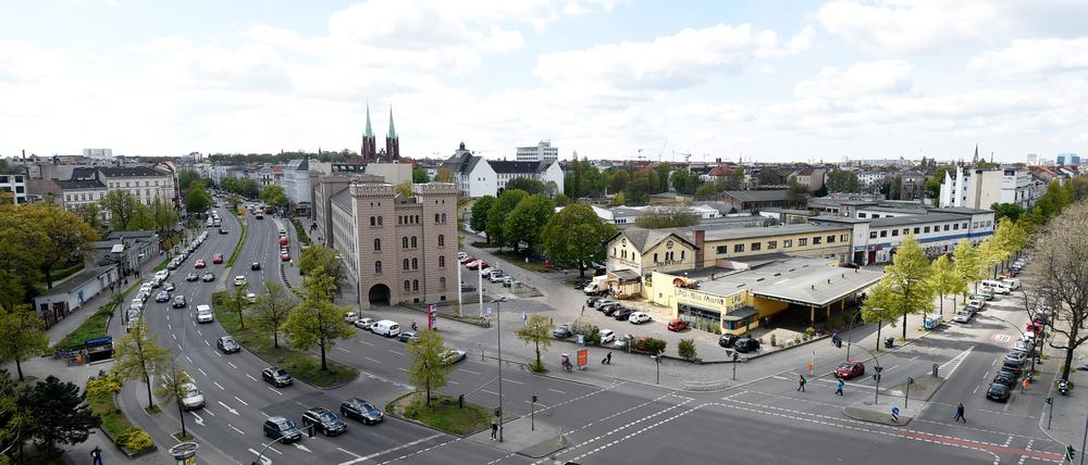 Zunächst wollte der Bund das Dragoner-Areal an meistbietende Investor:innen verkaufen. Doch nach langem Hin und Her und Protest von Initiativen gegen die Privatisierung wurde es 2019 endgültig in Landesbesitz übertragen. 
