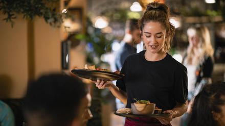 Viele Studierende jobben neben dem Studium in der gastronoimie.