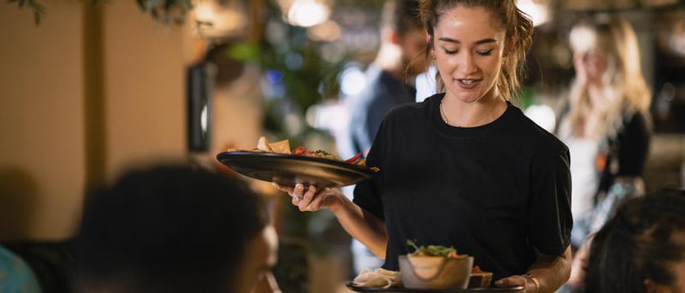 Viele Studierende jobben neben dem Studium in der gastronoimie.