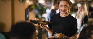 Viele Studierende jobben neben dem Studium in der gastronoimie.