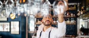 Bartender im Café (Symbolbild)