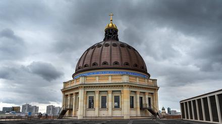 Die von Spenden finanzierte barocke Fassade ist fertig - aber 2021 wurde bekannt, dass einige der Spender antidemokratische Positionen haben. Der Förderverein will das offenbar nicht so genau wissen.