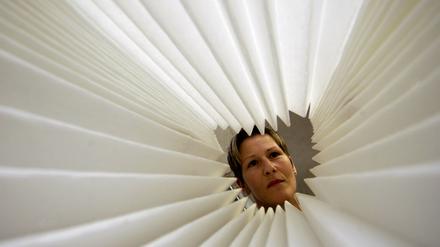 Ein Filterflies überprüft eine Mitarbeiterin Anke von der M+R Filtermedien GmbH im brandenburgischen Wandlitz.   