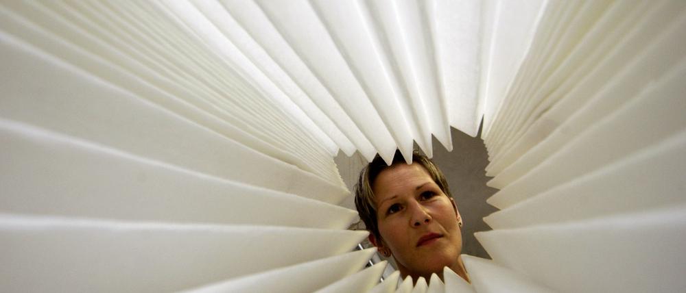 Ein Filterflies überprüft eine Mitarbeiterin Anke von der M+R Filtermedien GmbH im brandenburgischen Wandlitz.