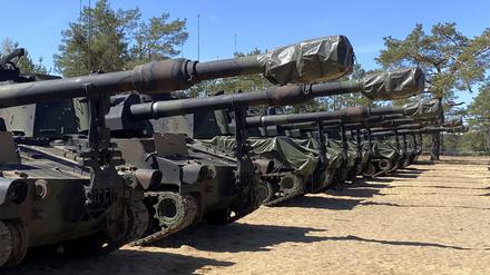 Eine Reihe von Panzerhaubitzen des Typs M109 Paladin der US-Armee in Litauen.