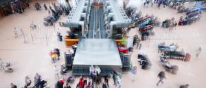 Flugreisende stehen vor den Check-In Schaltern in Terminal 1 am Airport Hamburg. 
