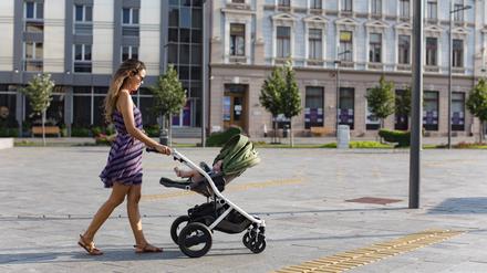 Im Kinderwagen kann es in der Sonne heißer werden als in der Umgebung.