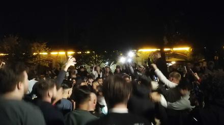 Fast jedes Wochenende musste die in den vergangenen Wochen den James-Simon-Park räumen. Gelegentlich feiern hier bis zu 1000 junge Leute.