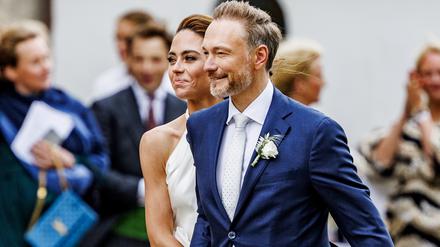 Bundesfinanzminister Christian Lindner (FDP) und seine Frau Franca Lehfeldt kommen nach der kirchlichen Trauung aus der Kirche St. Severin und steigen in einen Porsche Targa. Lindner hat seine Partnerin Lehfeldt am 07. Juli 2022 auf Sylt standesamtlich geheiratet. +++ dpa-Bildfunk +++