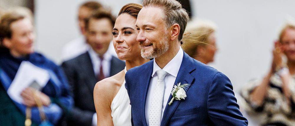 Bundesfinanzminister Christian Lindner (FDP) und seine Frau Franca Lehfeldt kommen nach der kirchlichen Trauung aus der Kirche St. Severin und steigen in einen Porsche Targa. Lindner hat seine Partnerin Lehfeldt am 07. Juli 2022 auf Sylt standesamtlich geheiratet. +++ dpa-Bildfunk +++