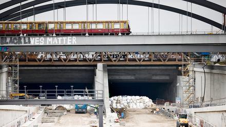 Der Trog, der die Gemüter spaltet. Kaum ein Verkehrsprojekt in Berlin ist so umstritten wie der Ausbau der A100. Linke und Grüne sprechen sich dagegen aus. Auch die SPD hat sich diesem Lager angeschlossen, obwohl es in der Partei Widerspruch gibt. CDU, FDP und AfD befürworten die Verlängerung.