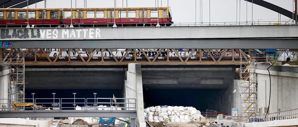Der Trog, der die Gemüter spaltet. Kaum ein Verkehrsprojekt in Berlin ist so umstritten wie der Ausbau der A100. Linke und Grüne sprechen sich dagegen aus. Auch die SPD hat sich diesem Lager angeschlossen, obwohl es in der Partei Widerspruch gibt. CDU, FDP und AfD befürworten die Verlängerung.