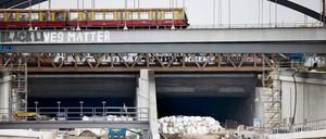 Der Trog, der die Gemüter spaltet. Kaum ein Verkehrsprojekt in Berlin ist so umstritten wie der Ausbau der A100. Linke und Grüne sprechen sich dagegen aus. Auch die SPD hat sich diesem Lager angeschlossen, obwohl es in der Partei Widerspruch gibt. CDU, FDP und AfD befürworten die Verlängerung.