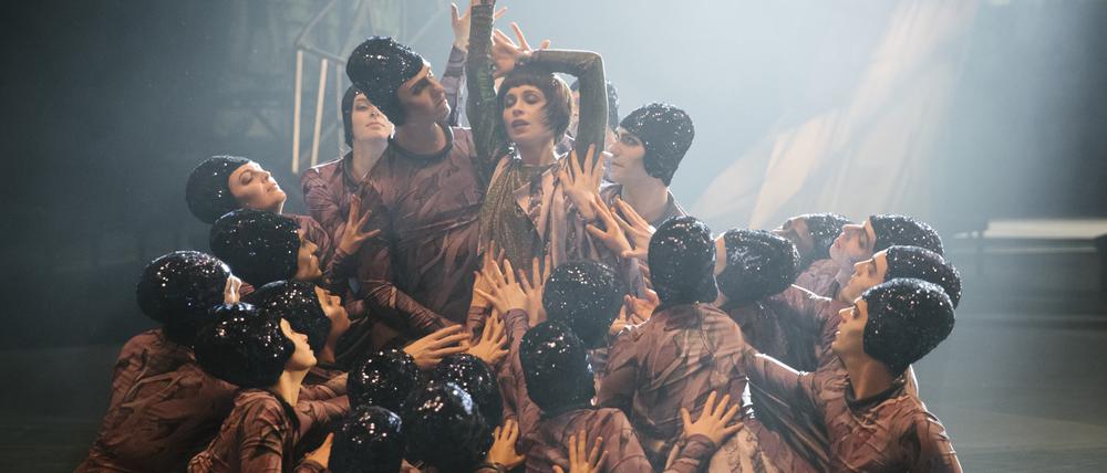 Berauschende Zeit. Ehmer weiß um die richtige Dosierung der Zwanziger-Jahre-Klischees Sex und Sekt, Jazz, Kokain und Nacht-Exzesse. 