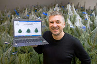 Grüner geht's nicht. Guido Veth ist Gründer des Berliner Start-ups "Meine Tanne". Noch bis zum 20. Dezember kann man im Web-Shop Nordmanntannen in drei Größen bestellen.