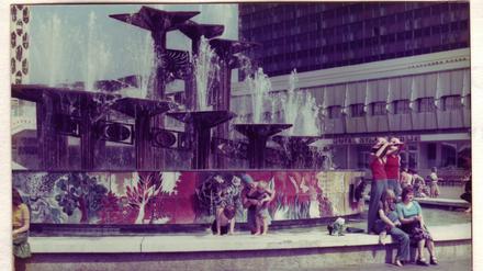 Sommerspaß in Ost-Berlin. Jeppe Hein mit Schwester und Mutter ca. 1976 im Brunnen der Völkerfreundschaft.