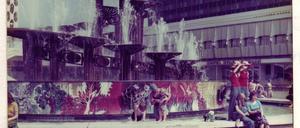 Sommerspaß in Ost-Berlin. Jeppe Hein mit Schwester und Mutter ca. 1976 im Brunnen der Völkerfreundschaft.