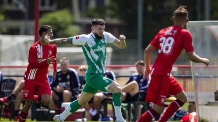 Oliver Burke (Mitte) ist einer der Neuzugänge von Werder Bremen. 