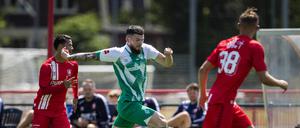 Oliver Burke (Mitte) ist einer der Neuzugänge von Werder Bremen. 