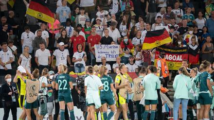 16.07.2022, Großbritannien, Milton Keynes: Fußball, Frauen: EM, Finnland - Deutschland, Vorrunde, Gruppe B, 3. Spieltag, Stadium MK: Deutsche Fans jubeln hinter der Mannschaft. Foto: Sebastian Gollnow/dpa +++ dpa-Bildfunk +++