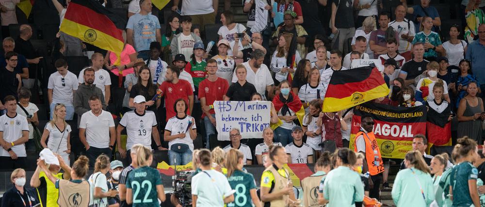 16.07.2022, Großbritannien, Milton Keynes: Fußball, Frauen: EM, Finnland - Deutschland, Vorrunde, Gruppe B, 3. Spieltag, Stadium MK: Deutsche Fans jubeln hinter der Mannschaft. Foto: Sebastian Gollnow/dpa +++ dpa-Bildfunk +++