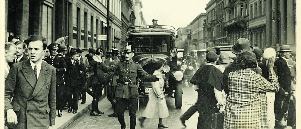 Polizei sichert die Berliner Wilhelmstraße nach Verhängung des Ausnahmezustandes. Eine große Menschenmenge umlagerte
die Ministerien, ein starkes Polizeiaufgebot war nötig, um für
Ordnung zu sorgen.