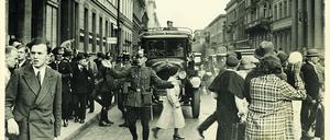 Polizei sichert die Berliner Wilhelmstraße nach Verhängung des  Ausnahmezustandes. Eine große Menschenmenge umlagerte 
die Ministerien, ein starkes Polizeiaufgebot war nötig, um für 
Ordnung zu sorgen.