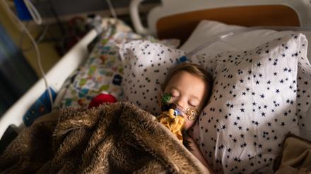 An RSV leidendes Kind in einem Krankenhaus.