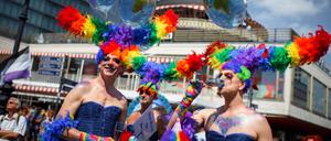 Kostümierte Teilnehmer feiern auf der Parade zum Christopher Street Day (CSD) vor dem Cafe Kranzler