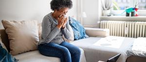 Aktuell zirkulieren verschiedene Atemwegserreger, wie Influenza, Rhinoviren, RSV oder Coronaviren – und treffen auf das Immunsystem.