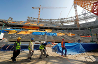 An den WM-Stadien in Katar wird weiter gearbeitet - trotz Coronavirus-Krise.
