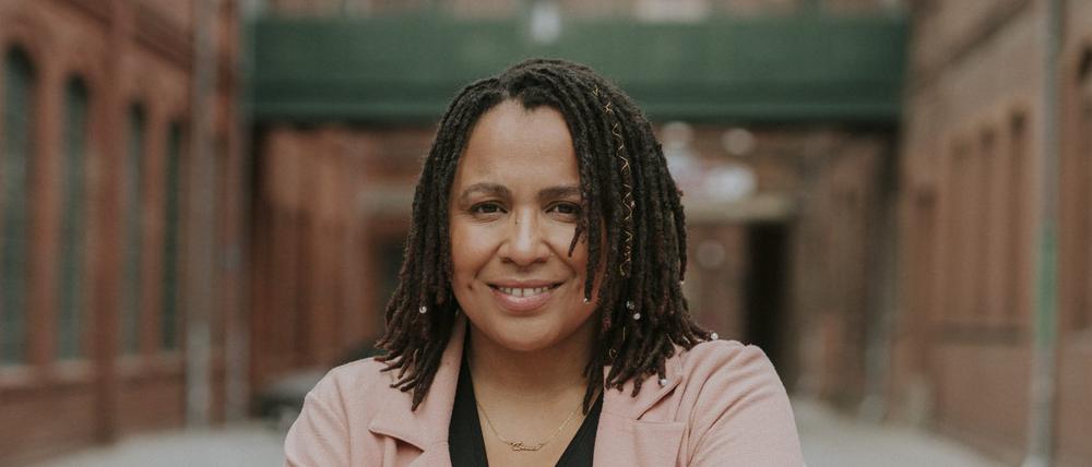 Tupoka Ogette ist Autorin des Bestsellers „exit RACISM: rassismuskritisch Denken lernen“. 2022 veröffentlichte sie ihr zweites Buch. „UND JETZT DU. Rassismuskritisch leben“.