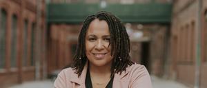 Tupoka Ogette ist Autorin des Bestsellers „exit RACISM: rassismuskritisch Denken lernen“. 2022 veröffentlichte sie ihr zweites Buch. „UND JETZT DU. Rassismuskritisch leben“. 