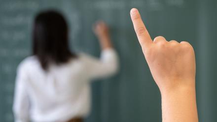 Ein Schüler meldet sich während einer Unterrichtsstunde