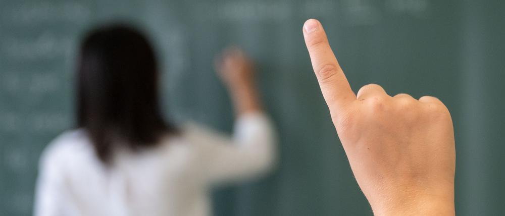 Ein Schüler meldet sich während einer Unterrichtsstunde