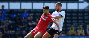Suat Serdar (li., im Testspiel gegen Derby Countys Conor Hourihane) spielt eine zentrale Rolle im Konzept des neuen Hertha-Trainers Sandro Schwarz.