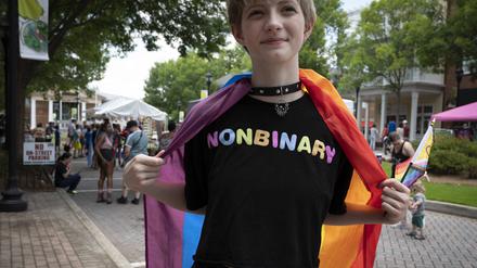 Nicht-binäre Person bei einer Pride-Veranstaltung.