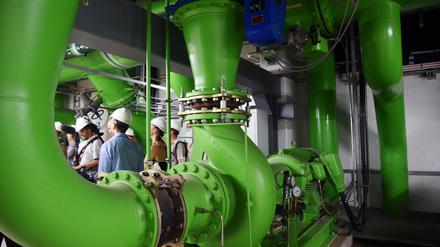 Riesige Rohre in der Kältezentrale von Vattenfall. Von hier aus werden Gebäude rund um den Potsdamer Platz mit 6 Grad Celsius Kälte versorgt. 