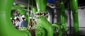 Riesige Rohre in der Kältezentrale von Vattenfall. Von hier aus werden Gebäude rund um den Potsdamer Platz mit 6 Grad Celsius Kälte versorgt. 