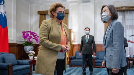 EP-Vizepräsidentin Nicola Beer mit Taiwans Präsidentin Tsai Ing-wen und Außenminister Jaushieh Joseph Wu (Mitte) in Taipeh.
