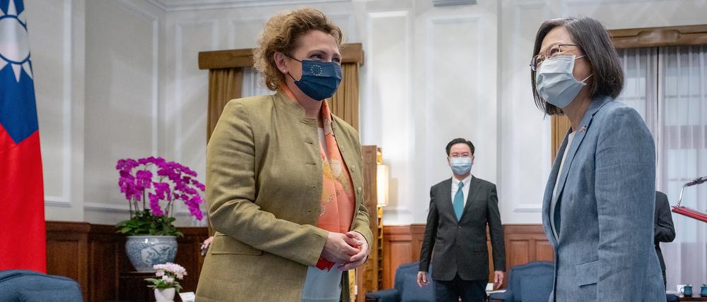 EP-Vizepräsidentin Nicola Beer mit Taiwans Präsidentin Tsai Ing-wen und Außenminister Jaushieh Joseph Wu (Mitte) in Taipeh.
