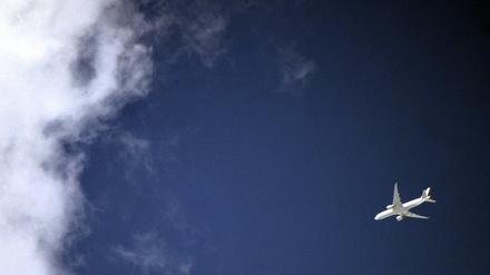 Eine Airbus A320 fliegt von Tschechien nach Deutschland. Airbus zählt zu den Gewinnern des schwächelnden Euros.